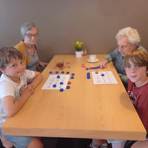 Jong en minder jong spelen spelletjes